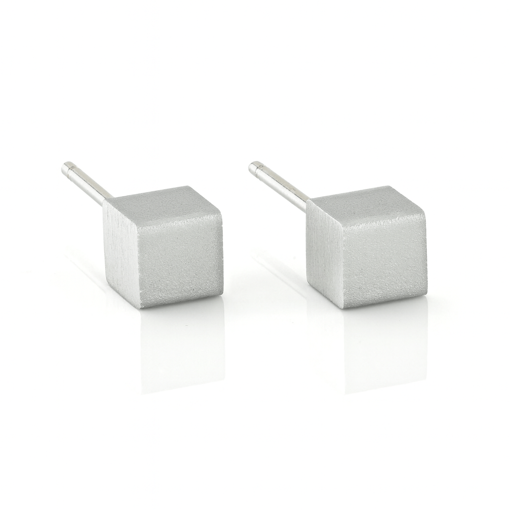 KIKI Black Earring | O28Z